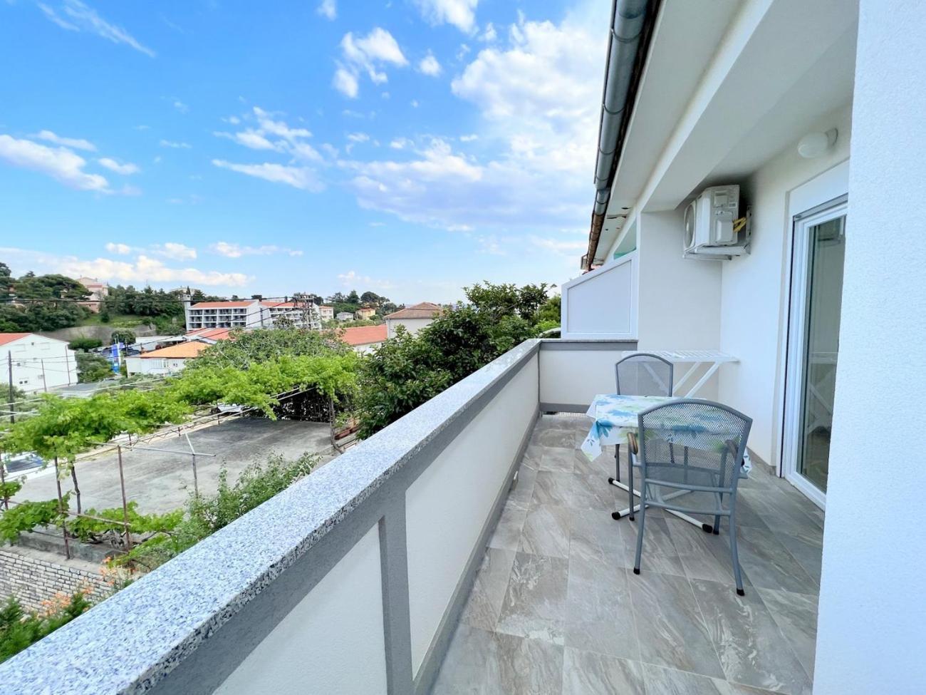 Evergreen & Pinky Apartments Close To The Beach Rab Town Exterior photo